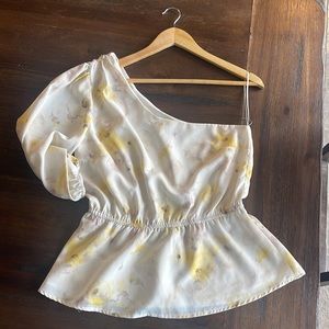 {Gilli} NWOT One Shoulder Blouse